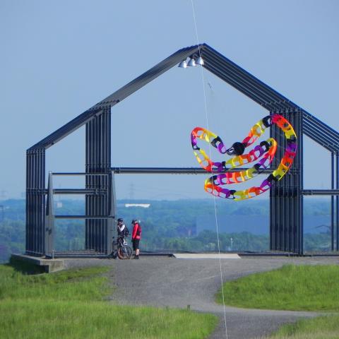 Hallenhaus auf Halde Norddeutschland, davor Drachen