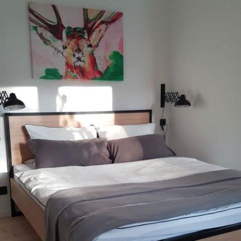 Bett mit Bild an der Wand