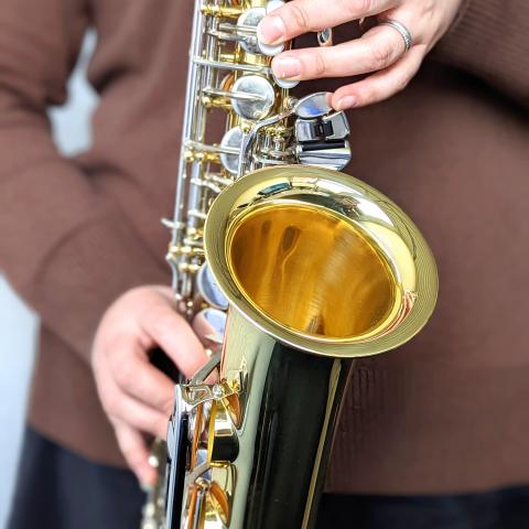 Frau hält Saxofon