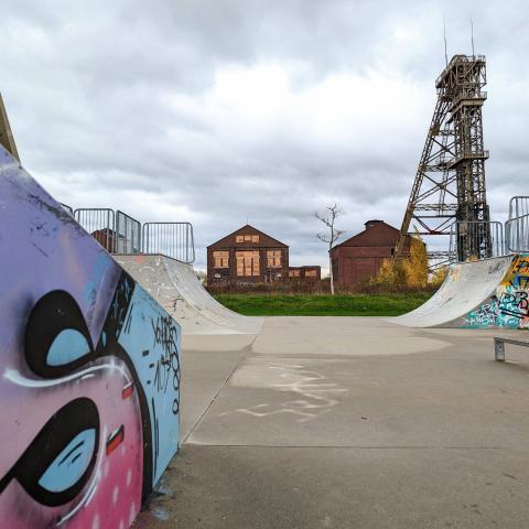 Skateranlage im Hintergrund Zechenturm