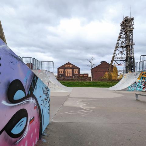 Skateranlage im Hintergrund Zechenturm