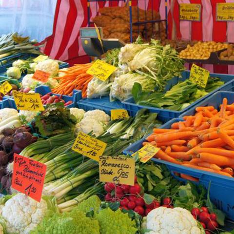 Bild eines Gemüsemarktstandes