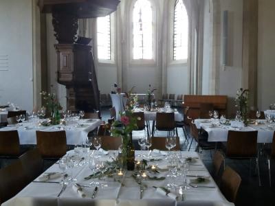 gedeckte Tafel in der evangelischen Kirche Neukirchen