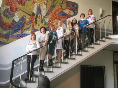 Acht Frauen nebeneinander auf Treppe