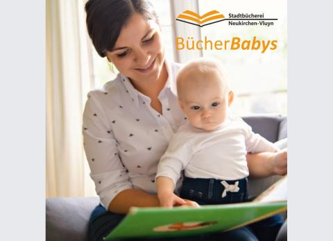 Frau zeigt Baby ein Buch