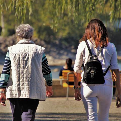 zwei Frauen gehen spazieren