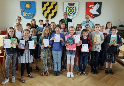 Gruppenbild mit fünf Erwachsenen und 19 Kindern