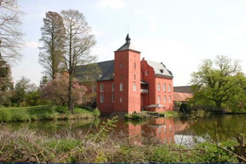 Das Wasserschloss Bloemersheim wurde 1406 erstmals erwähnt und gehört zu den ältesten historischen Gebäuden im Stadtgebiet. Das Schloss ist heute noch Stammsitz der Familie von der Leyen und beherbergt die Frhr.-von-der-Leyensche Gutsverwaltung Bloemersheim (Obstanbau, Land- und Forstwirtschaft).
