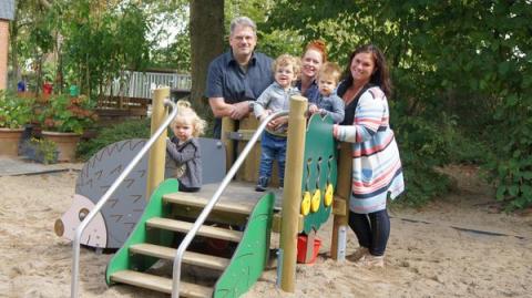 (v. l.) Mila, Vincent und Mika aus der U3-Gruppe, Erzieherin Deborah Anderson (hinten Mitte) und Kita-Leiterin Yvonne Schifferens (hinten r.) bedanken sich stellvertretend für alle Kinder bei Heiner Knese vom Förderverein der Kita Kranichstraße.