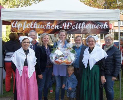 Markt der Möglichkeiten Oktober 2018 Gruppenbild mit Gewinnerin Apfelkuchenwettbewerb