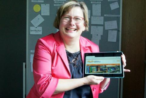 Gisela Zwiener-Busch mit Tablet