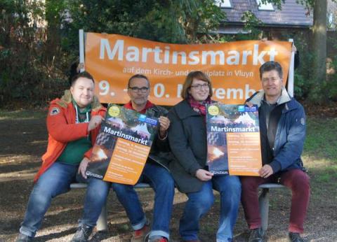 Organisatoren mit Plakaten