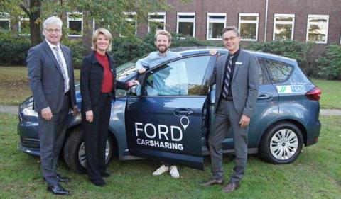 (v.l.) Peter Gießen, Susanne Lauff-Kirsten, Klimaschutzmanager Stephan Baur und Bürgermeister Harald Lenßen stellen die Sonderaktion Carsharing in Neukirchen-Vluyn vor.