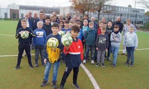 Gruppenbild auf Rasenfeld
