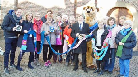 Gruppenbild Dorfmasche mit Städtepartnern, Bürgermeister, MdB und Maskottchen