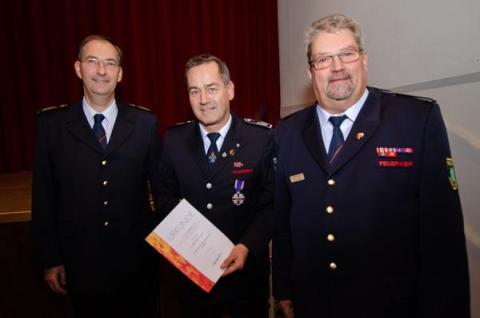 Lutz Reimann (Mitte) mit Kreisbrandmeister Udo Zurmühlen (r.) und dessen Stellvertreter Christoph Rudolph (l.).