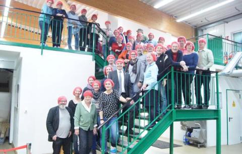 Gruppenbild auf Treppe mit Hygienehauben