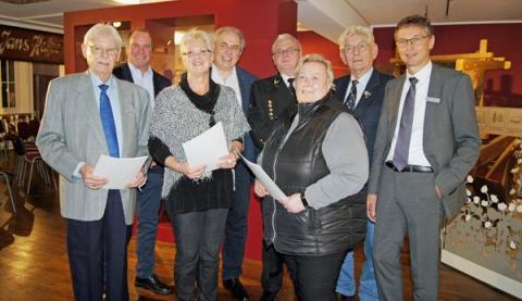 Gruppenbild 7 Geehrte mit Bürgermeister