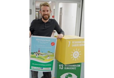 Mann mit Plakat
