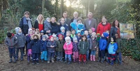 Gruppenbild Kinder, Erzieherinnen, Stifter des Preises und Bürgermeister