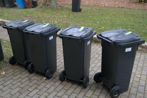 Vier Mülltonnen schwarz