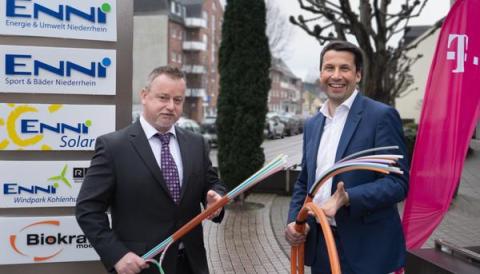 Zwei Männer halten bunte Kabel