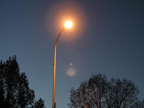 Straßenlaterne von unten fotografiert