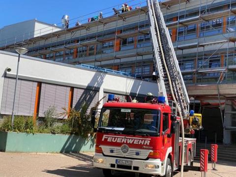 Feuerwehrwagen vor Gymnasium