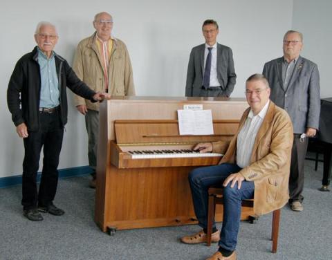 Gruppenfoto vor Klavier