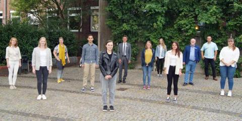 Gruppenbild vor Rathaus