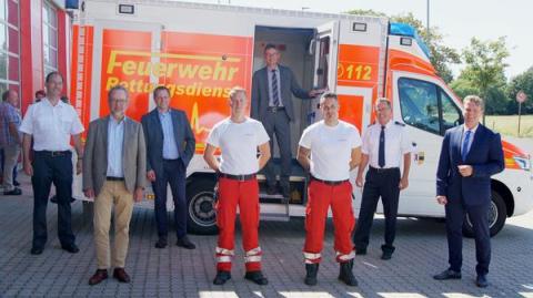 Gruppenbild vor Rettungswagen