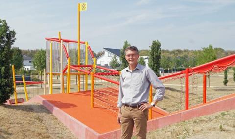 Bürgermeister Lenßen vor Spielplatz