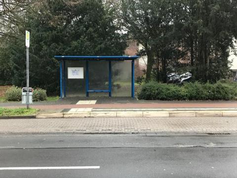 Bushaltestelle mit Wartehäuschen