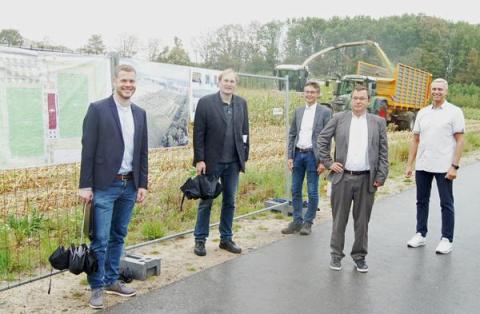 5 Personen vor Maisfeld