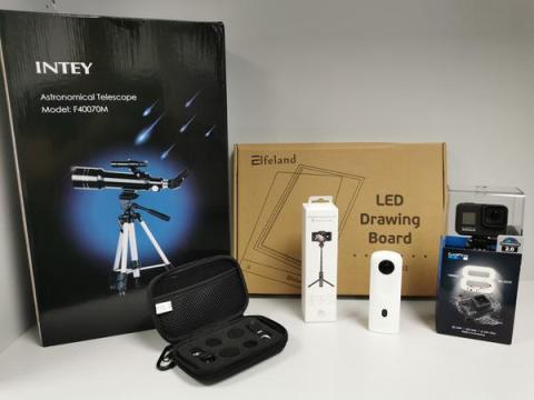 Go Pro, Kamera, Zeichenbrett und Teleskop