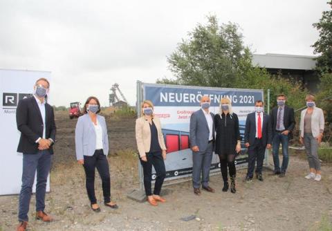 Gruppenbild mit Maske vor Bauzaun