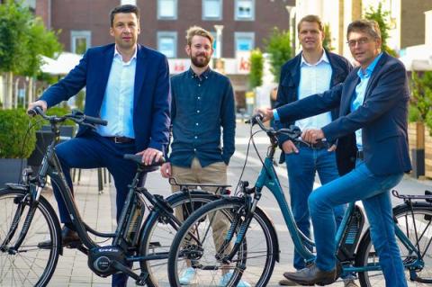 4 Männer mit 2 E-Bikes
