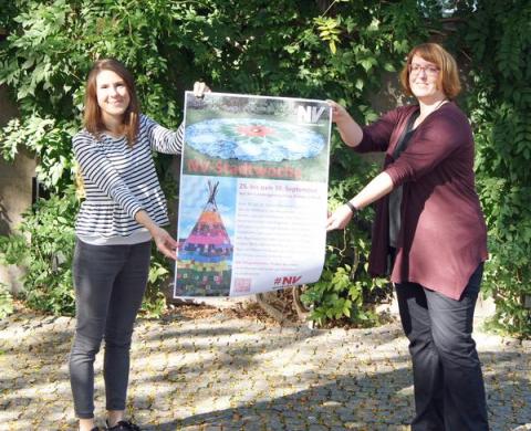 Zwei Frauen mit Plakat