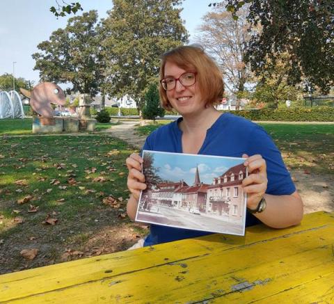 Frau zeigt historisches Foto