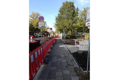Bürgersteig mit Baustellenabsperrungen