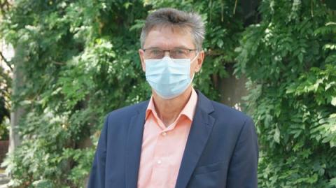 Mann mit Mund-Nasen-Maske