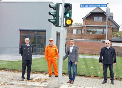 4 Männer vor Ampel