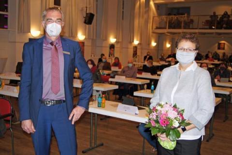 1 Mann und 1 Frau mit Blumenstrauß