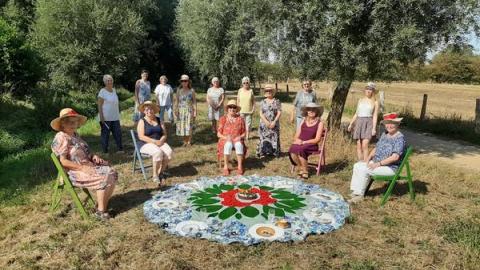 Damen der Dorfmasche rund um Picknickdecke