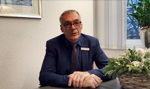 Bürgermeister sitzt am Tisch
