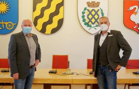 2 Männer mit Maske im Ratssaal