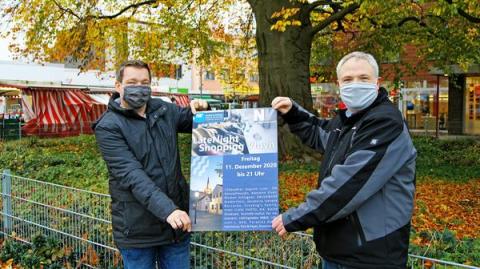 2 Männer halten Plakat