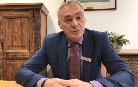 Mann sitzt am Tisch