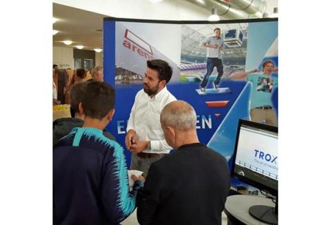 Messestand mit Besuchern