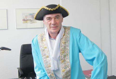 Mann im Piratenkostüm